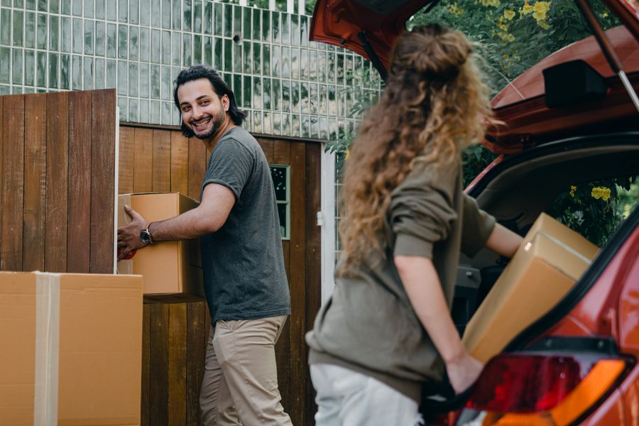 Pareja feliz mudándose a su nuevo hogar